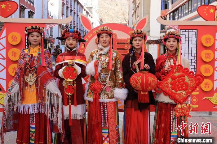 丹巴美女送祝福，迎新年?！±钣腊?攝