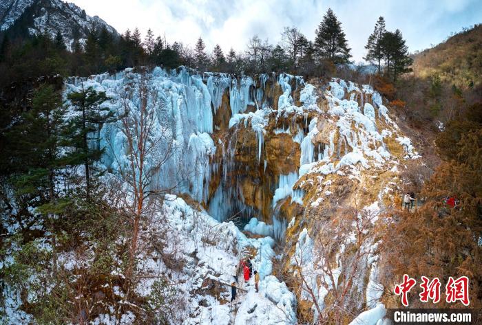 晶瑩剔透的冰瀑仿佛是大自然用冰藍色繪制出的壯觀畫卷?！『?攝