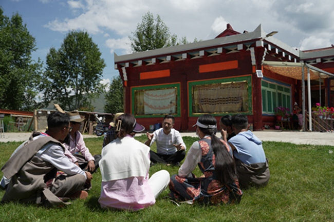 趙奎深入爐霍縣鄉(xiāng)村與藏族群眾開展座談。爐霍縣自然資源局供圖