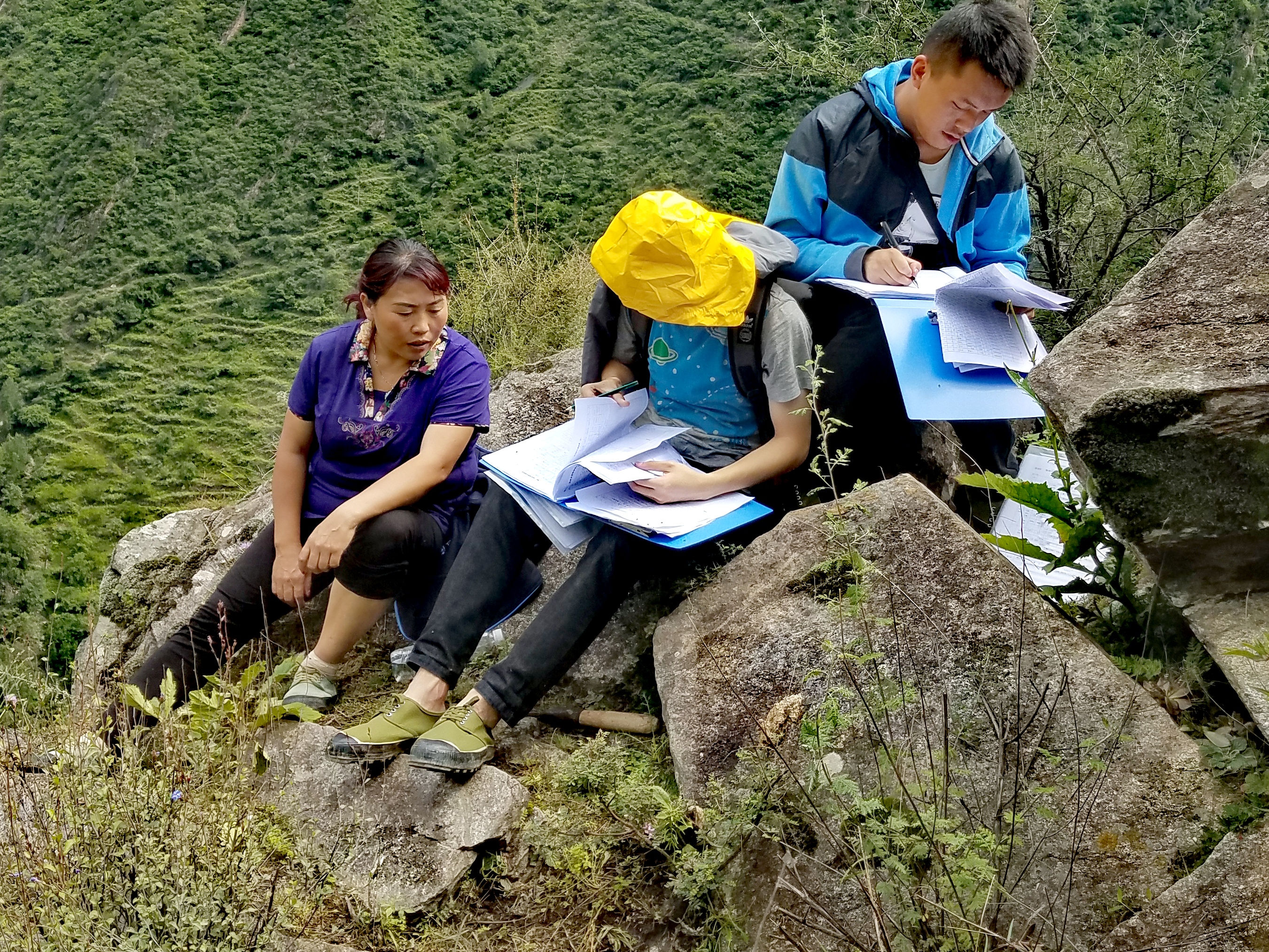 　2022年，余德春(左)協(xié)助排查震后地質(zhì)災(zāi)害隱患點(diǎn)。(圖為余德春提供)