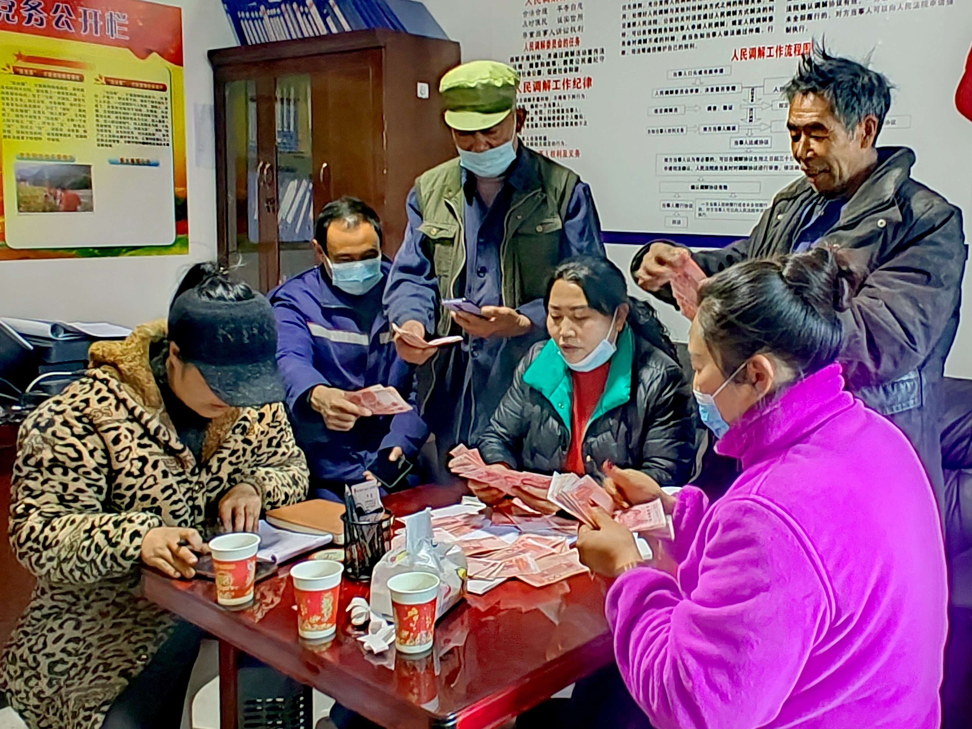 2022年，余德春給村民分紅。(圖為余德春提供)