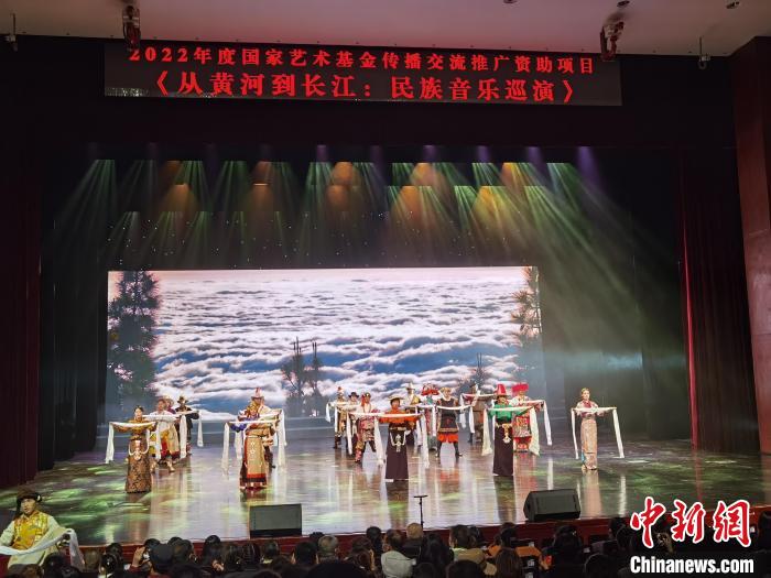 圖為演出現(xiàn)場(chǎng)?！∨擞隄?攝