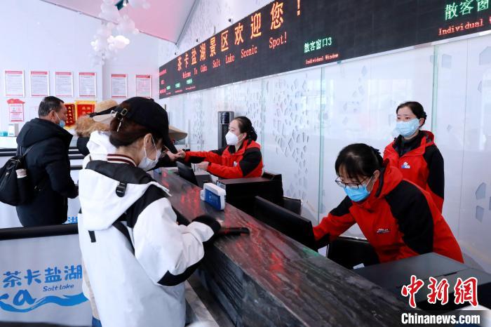 圖為茶卡鹽湖景區(qū)開園迎客?！⊥跎鷺s 攝