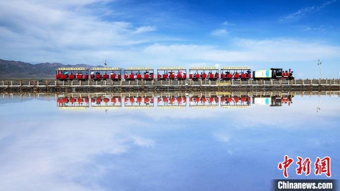 圖為茶卡鹽湖上的小火車。(資料圖) 王生榮 攝