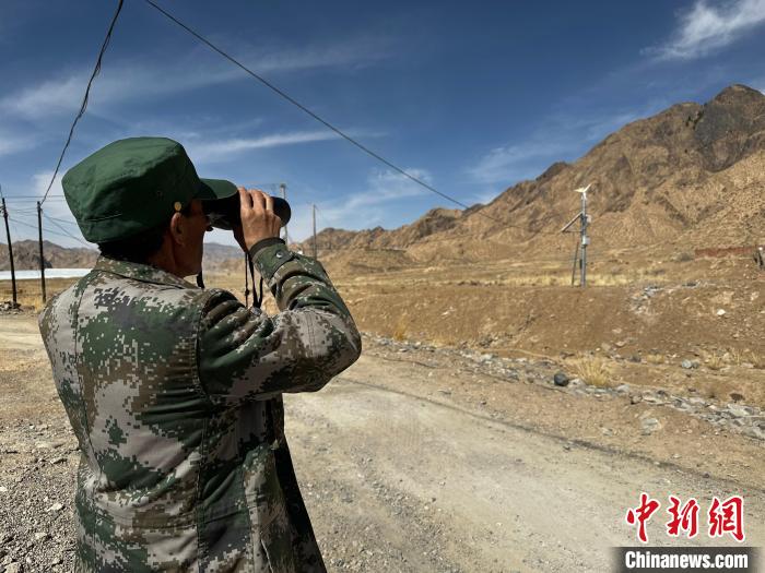 圖為文物保護(hù)員費(fèi)生平正在巡查?！±铍h 攝