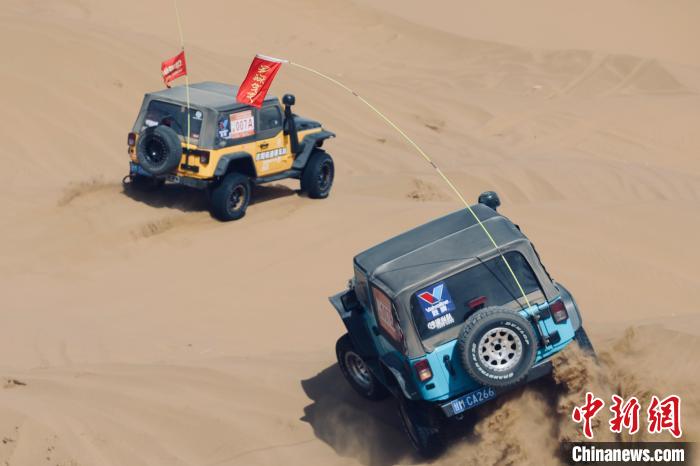 圖為高原沙漠機(jī)車越野挑戰(zhàn)賽現(xiàn)場?！≠F南縣委宣傳部供圖