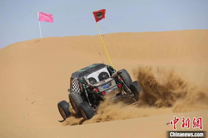 圖為高原沙漠機(jī)車越野挑戰(zhàn)賽現(xiàn)場。　貴南縣委宣傳部供圖