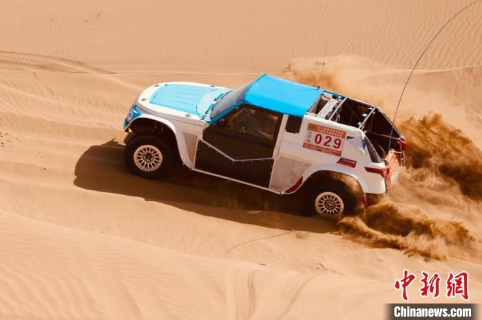 圖為高原沙漠機(jī)車越野挑戰(zhàn)賽現(xiàn)場?！≠F南縣委宣傳部供圖