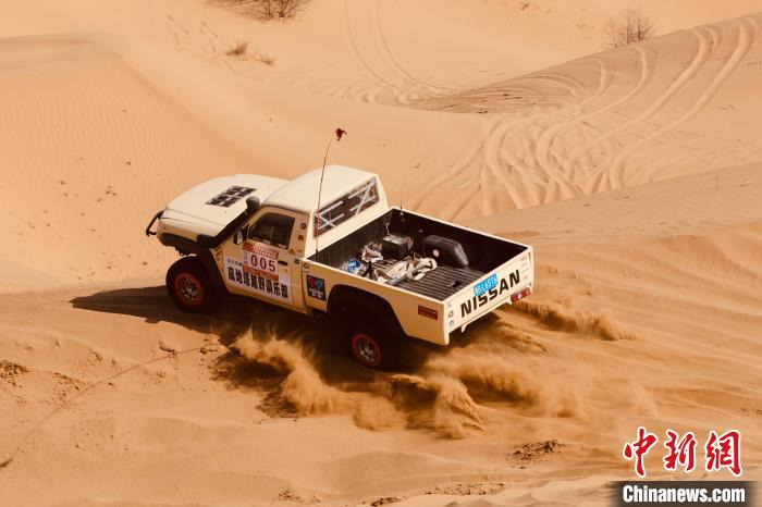 圖為高原沙漠機(jī)車越野挑戰(zhàn)賽現(xiàn)場。　貴南縣委宣傳部供圖