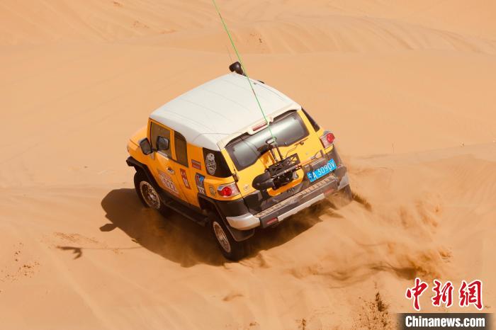 圖為高原沙漠機(jī)車越野挑戰(zhàn)賽現(xiàn)場?！≠F南縣委宣傳部供圖