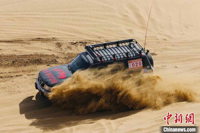 圖為高原沙漠機(jī)車越野挑戰(zhàn)賽現(xiàn)場。　貴南縣委宣傳部供圖