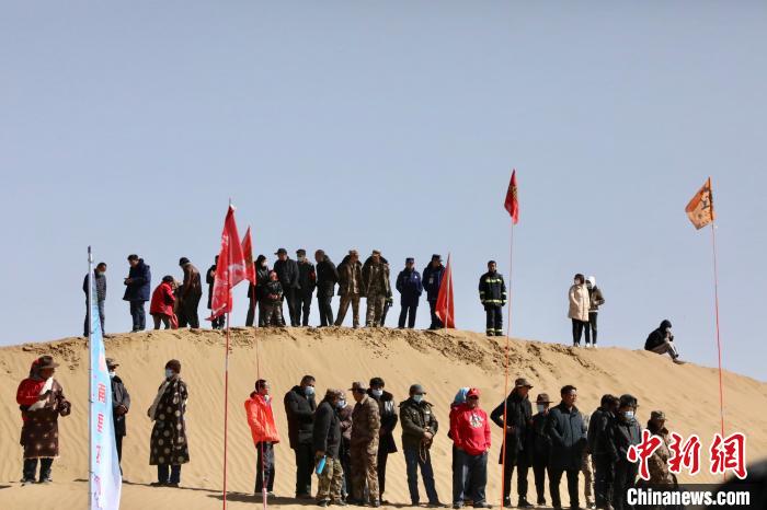 圖為來自各地的觀眾觀看比賽?！≠F南縣委宣傳部供圖