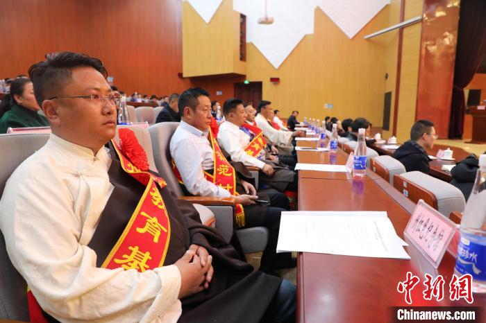 圖為玉樹州民族團結(jié)進步創(chuàng)建工作推進會現(xiàn)場?！『F龍 攝