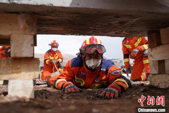 圖為地震實戰(zhàn)拉動現(xiàn)場，參演人員正在進行頂撐救援項目。　玉樹消防供圖
