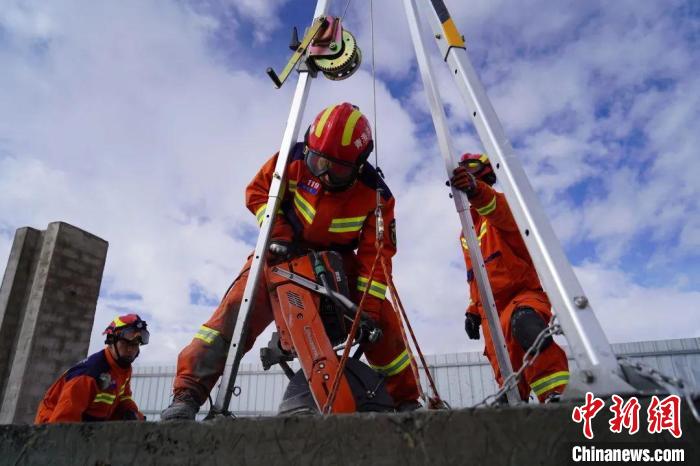 圖為地震實戰(zhàn)拉動現(xiàn)場，參演人員正在進行垂直救援項目。　玉樹消防供圖