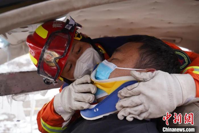 圖為地震實戰(zhàn)拉動現(xiàn)場，參演人員正在進行車輛事故救援項目。　玉樹消防供圖