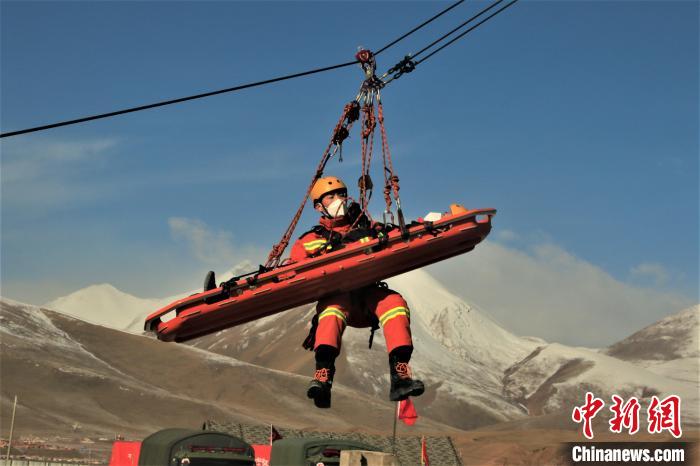 圖為地震實戰(zhàn)拉動現(xiàn)場，參演人員正在進行懸崖救助項目?！∮駱湎拦﹫D