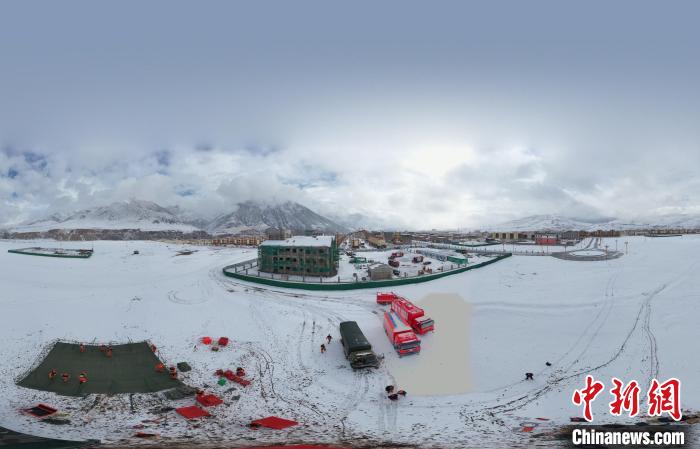 圖為地震實戰(zhàn)演練現(xiàn)場全景?！∮駱湎拦﹫D