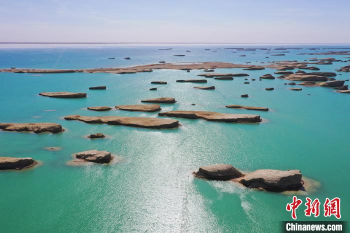 航拍青海大柴旦烏素特水上雅丹奇特景觀。　馬銘言 攝