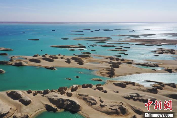 航拍青海大柴旦烏素特水上雅丹奇特景觀?！●R銘言 攝