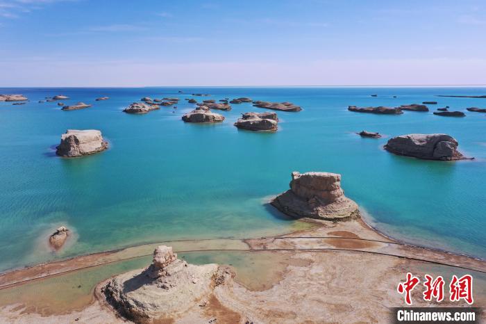 航拍青海大柴旦烏素特水上雅丹奇特景觀。　馬銘言 攝