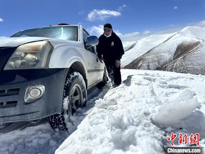 圖為生態(tài)管護(hù)人員準(zhǔn)備在雪地推車?！《“瓦_(dá)杰 攝