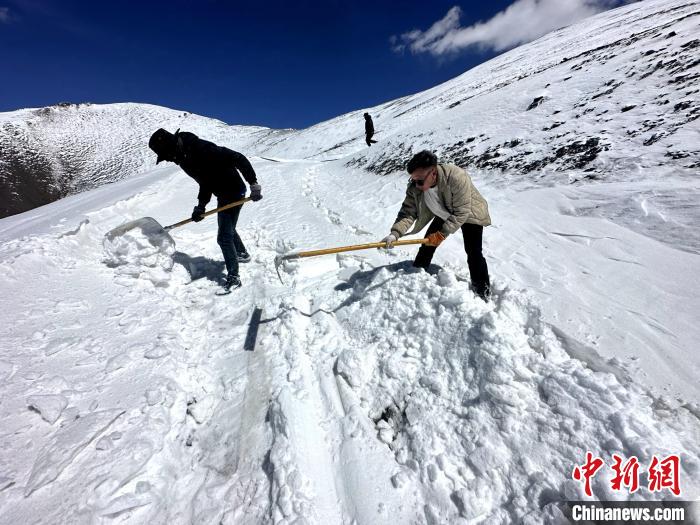 圖為生態(tài)管護(hù)人員在巡護(hù)道路上清雪?！《“瓦_(dá)杰 攝