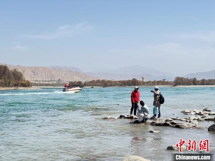 圖為游客在黃河岸畔游玩，并與黃河合影留念?！∑钤鲚?攝