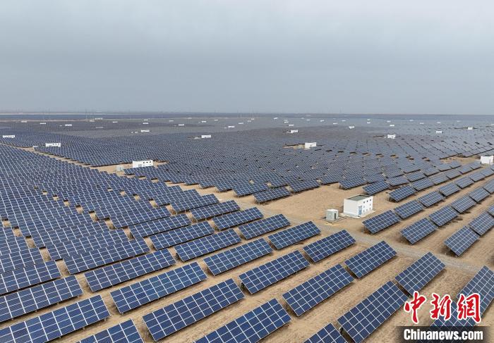 圖為航拍青海省海南藏族自治州共和縣塔拉灘光伏產(chǎn)業(yè)園?！∑钤鲚?攝