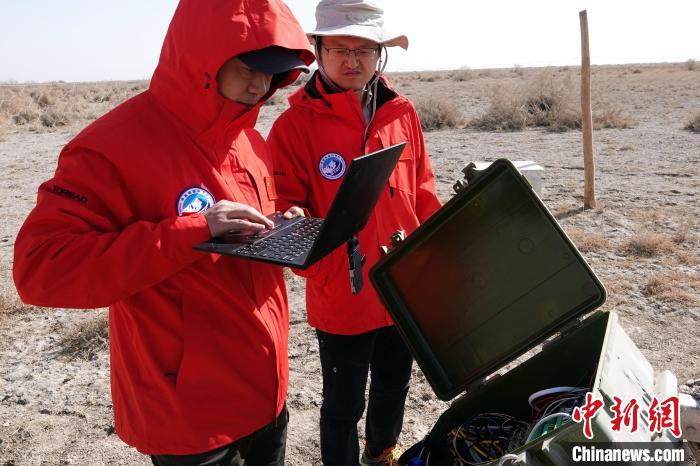 格爾木草地站，青藏科考隊員采集觀測數(shù)據(jù)?！?lt;a target='_blank' href='/'><p  align=