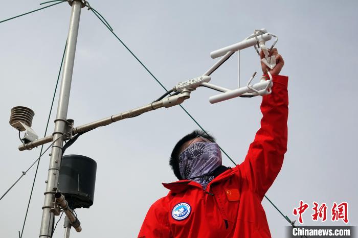 格爾木草地站，青藏科考隊員維護科研設(shè)備?！?lt;a target='_blank' href='/'><p  align=