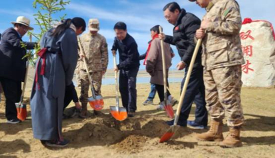 保護(hù)黃河干支流域生態(tài)，軍地共建“雙擁林”防護(hù)帶。四川省退役軍人事務(wù)廳供圖