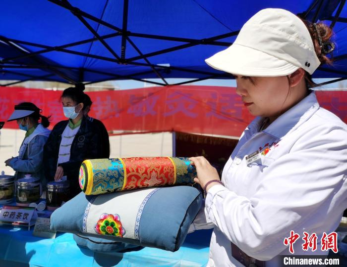 圖為青海省互助縣的中藥枕頭?！?zhí)砀?攝