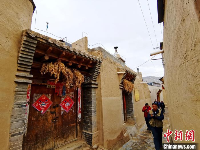 圖為古堡內(nèi)相互貫通的巷道?！?zhí)砀?攝