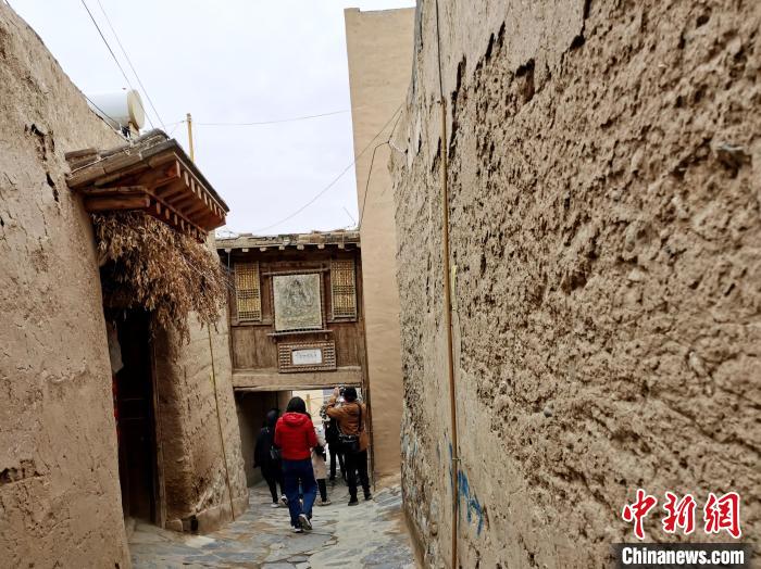 圖為古堡內(nèi)的巷道。　張?zhí)砀?攝