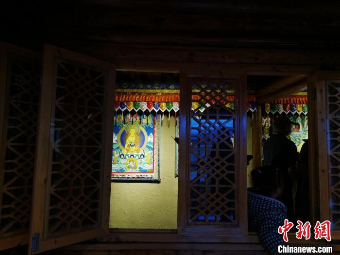 圖為作為展廳的古堡內(nèi)一座土木二層結(jié)構(gòu)“廊房式”建筑?！?zhí)砀?攝