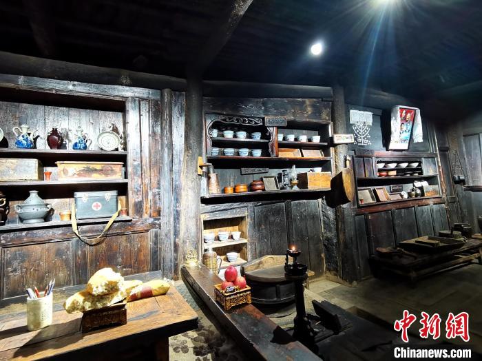 圖為古堡內(nèi)生活場(chǎng)景展示?！?zhí)砀?攝