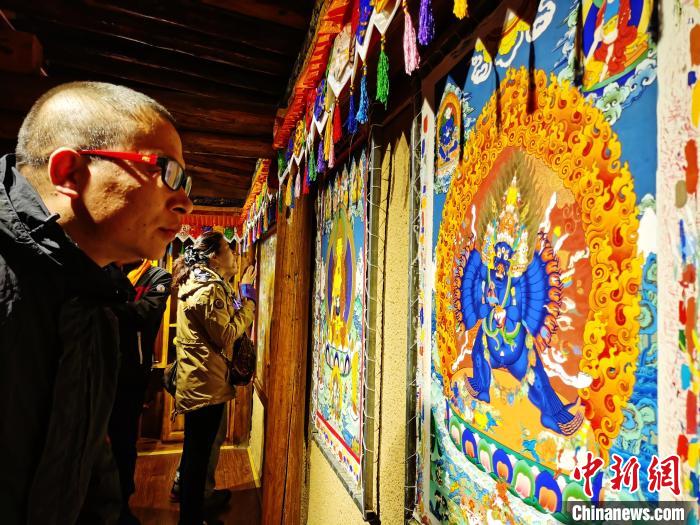 圖為民眾參觀古堡內(nèi)的唐卡?！?zhí)砀?攝
