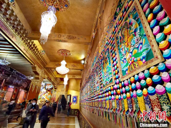 圖為仁俊畫院內(nèi)的堆繡?！?zhí)砀?攝