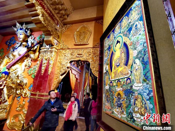 圖為仁俊畫院內(nèi)的唐卡?！?zhí)砀?攝