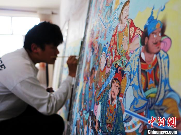 圖為熱貢龍樹畫苑內(nèi)的學徒繪畫唐卡?！?zhí)砀?攝