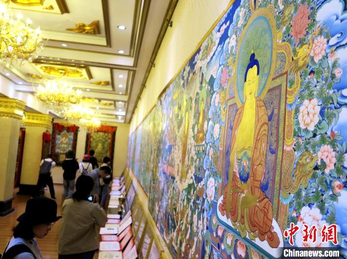 圖為熱貢龍樹畫苑內(nèi)的唐卡。　張?zhí)砀?攝