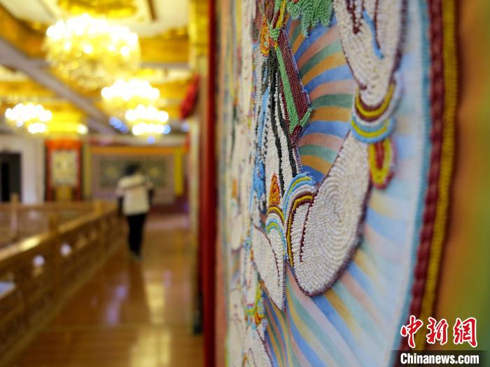 圖為黃南州同仁市熱貢龍樹畫苑內(nèi)的珍珠唐卡?！?zhí)砀?攝