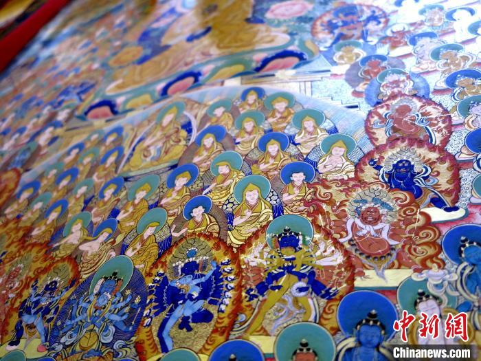 圖為熱貢龍樹畫苑內(nèi)展覽的唐卡局部?！?zhí)砀?攝