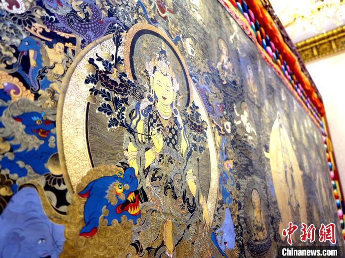 圖為熱貢龍樹畫苑內(nèi)的唐卡?！?zhí)砀?攝