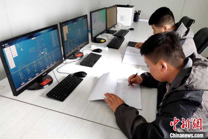 圖為光伏發(fā)電項目升壓站監(jiān)控室?！±铍h 攝