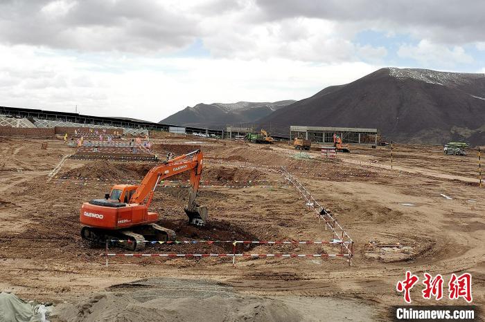 圖為光伏發(fā)電項目施工區(qū)正在抓緊施工?！±铍h 攝