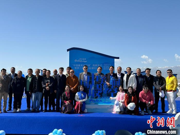 圖為國(guó)內(nèi)眾多詩(shī)人在茶卡鹽湖景區(qū)合影?！⒀?攝