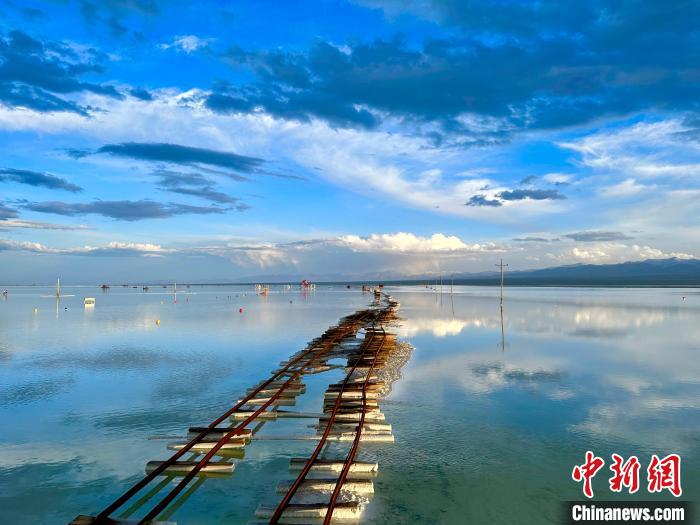 圖為茶卡鹽湖景區(qū)風(fēng)光。　劉洋 攝