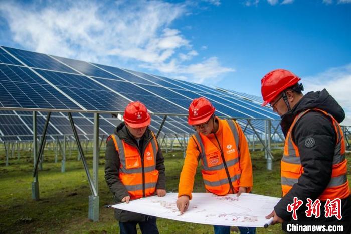 施工技術(shù)人員正在認(rèn)真核查柯拉一期光伏電站相關(guān)設(shè)計(jì)數(shù)據(jù)等?！⒅铱?攝